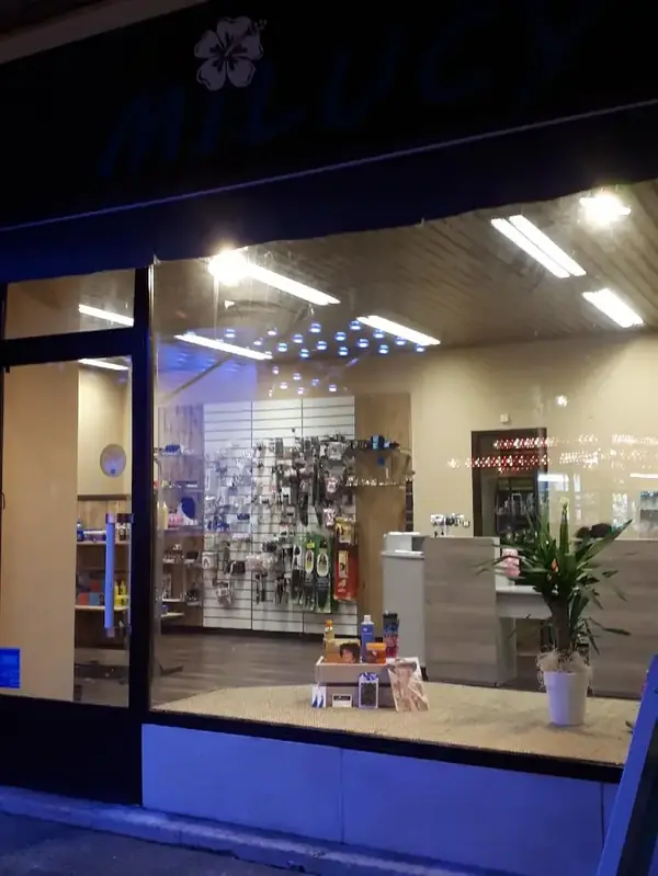 Vitrine et enseigne lumineuse Milucy à Auxonne